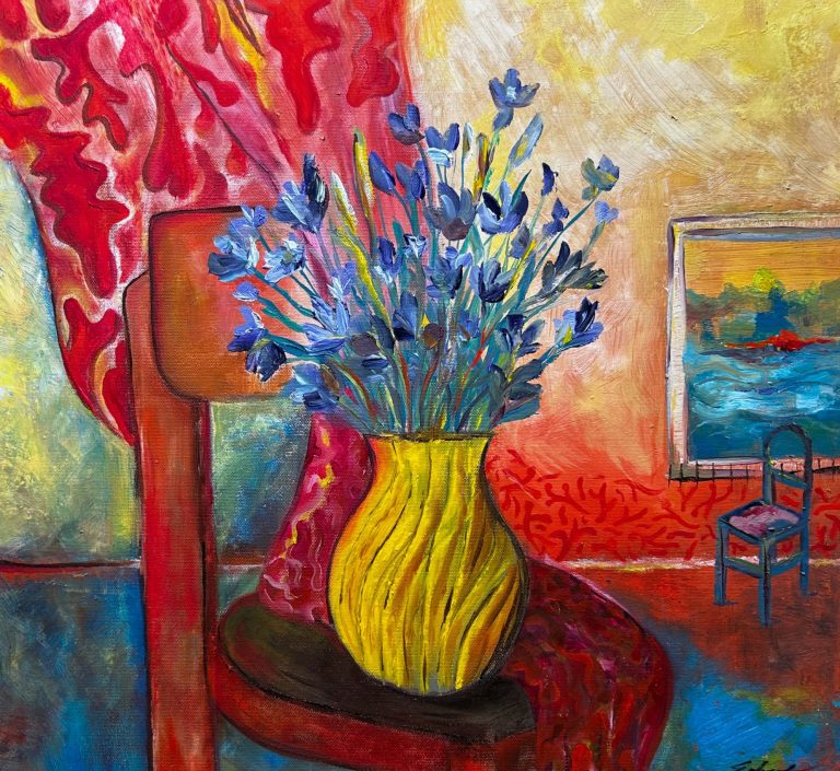 Ode aan Matisse Geel vaasje met blauwe bloemen op een tafel, tegen een kleurrijke achtergrond.