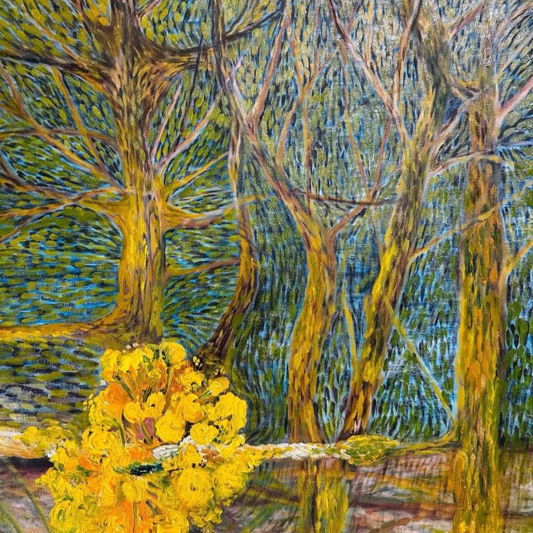 Lente kriebels Gele bloesem voor een abstracte achtergrond van bomen en een blauwe lucht.